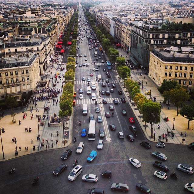 Champs-Élysées .. crazy busy